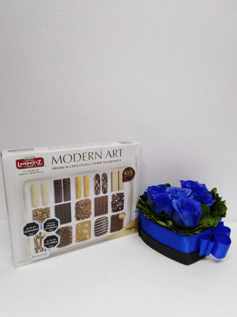 6 Rosas Azules en Caja Corazón y Galletas Lambertz 500 Grs